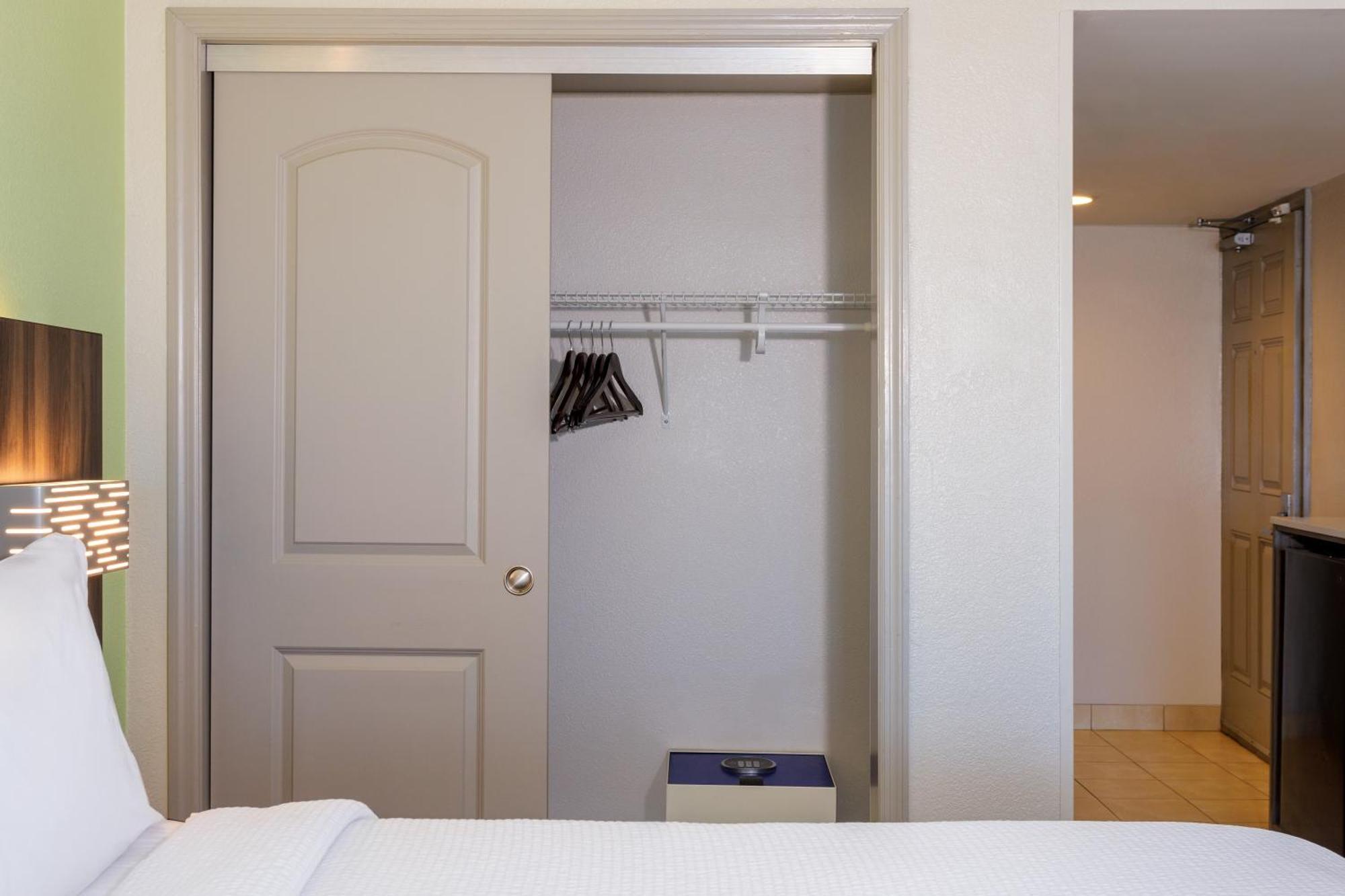 Holiday Inn Express & Suites Oceanfront Daytona Beach Shores By Ihg Kültér fotó